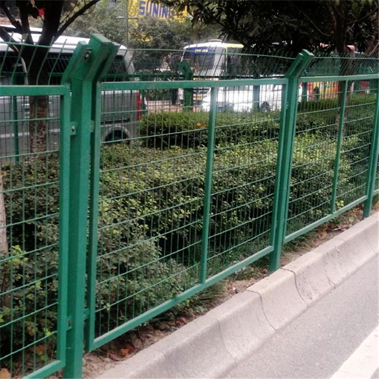 浸塑公路框架護(hù)欄網(wǎng)圖片1 浸塑公路框架護(hù)欄網(wǎng)圖片1