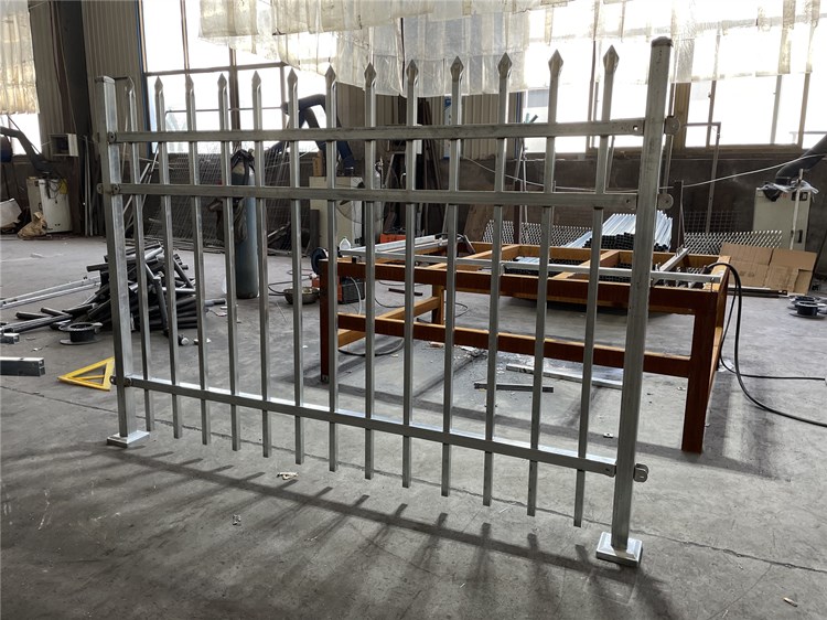 學(xué)校透視圍墻鐵藝護(hù)欄圖片2 學(xué)校透視圍墻鐵藝護(hù)欄圖片2