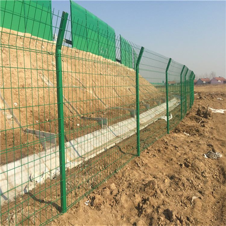 農(nóng)場雙邊絲護(hù)欄圖片3