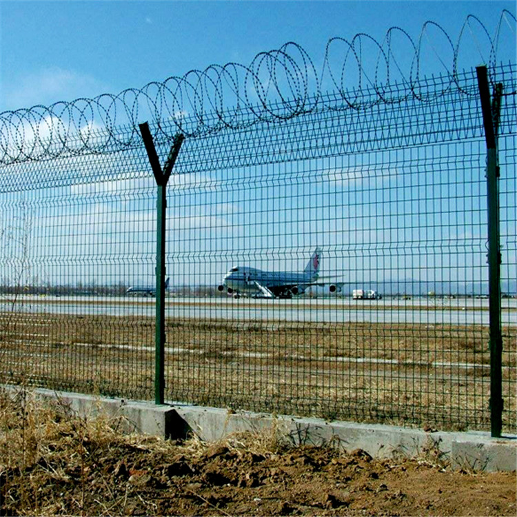  刺絲滾籠機(jī)場(chǎng)護(hù)欄圖片1